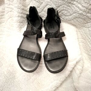 BLEECKER & BOND “HELENE” WOMEN SIZE 7.5M BLACK LEATHER SMALL STUDDED SANDALS